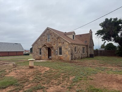 3 bedroom/2 bath, two story rock house is ready to accodomate you and your crew!