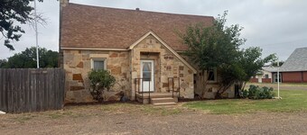 3 bedroom/2 bath, two story rock house is ready to accodomate you and your crew!