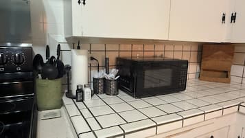 Een koelkast, een microgolfoven, een oven, een kookplaat