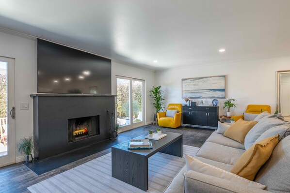 Televisor intel·ligent, llar de foc, llibres i impressores 