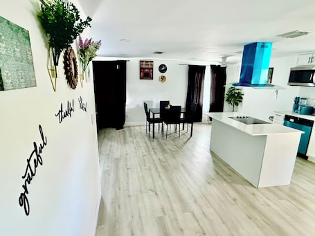 Dining. Serene 3-bedroom house with AC in Fort Lauderdale