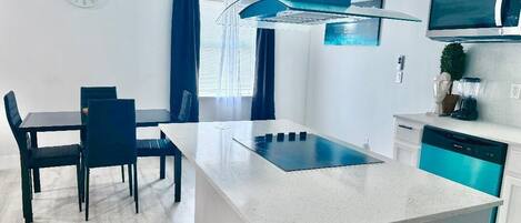 Microondas, placa de cocina, lavavajillas, licuadora