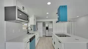 Mikroaaltouuni, liesi, astianpesukone, tehosekoitin