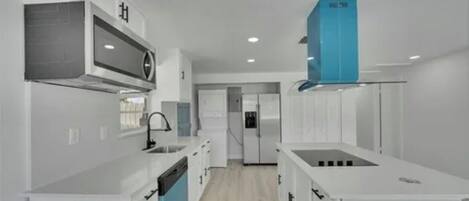 Een magnetron, een kookplaat, een vaatwasser, een blender