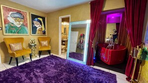 Jetted bath, hair dryer, towels, soap - Stay Like a Rockstar! Houston’s most unique property!  (Houston)