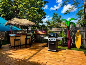 Outdoor dining - Stay Like a Rockstar! Houston’s most unique property!  (Houston)