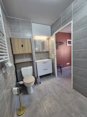 Een douche, een haardroger, handdoeken, zeep