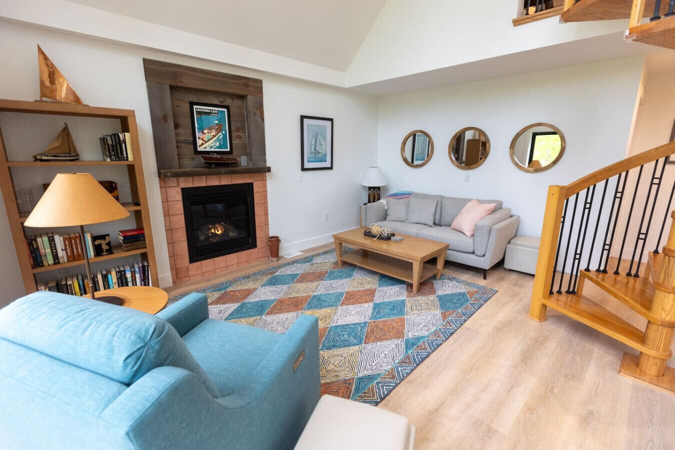 Télévision, cheminée, chaîne hi-fi