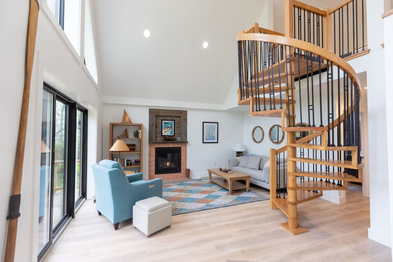 Télévision, cheminée, chaîne hi-fi