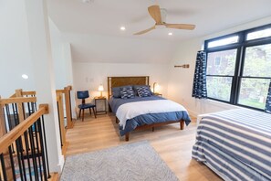 8 bedrooms, desk, WiFi