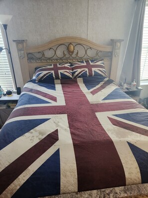 2 bedrooms, Internet - A bright Floridian-style home with luxury amenities and multiple beach accesses. (Naples)