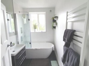 Dusche, Haartrockner, Handtücher, Seife