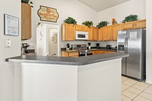 Frigorífic, microones, forn i placa de cuina 