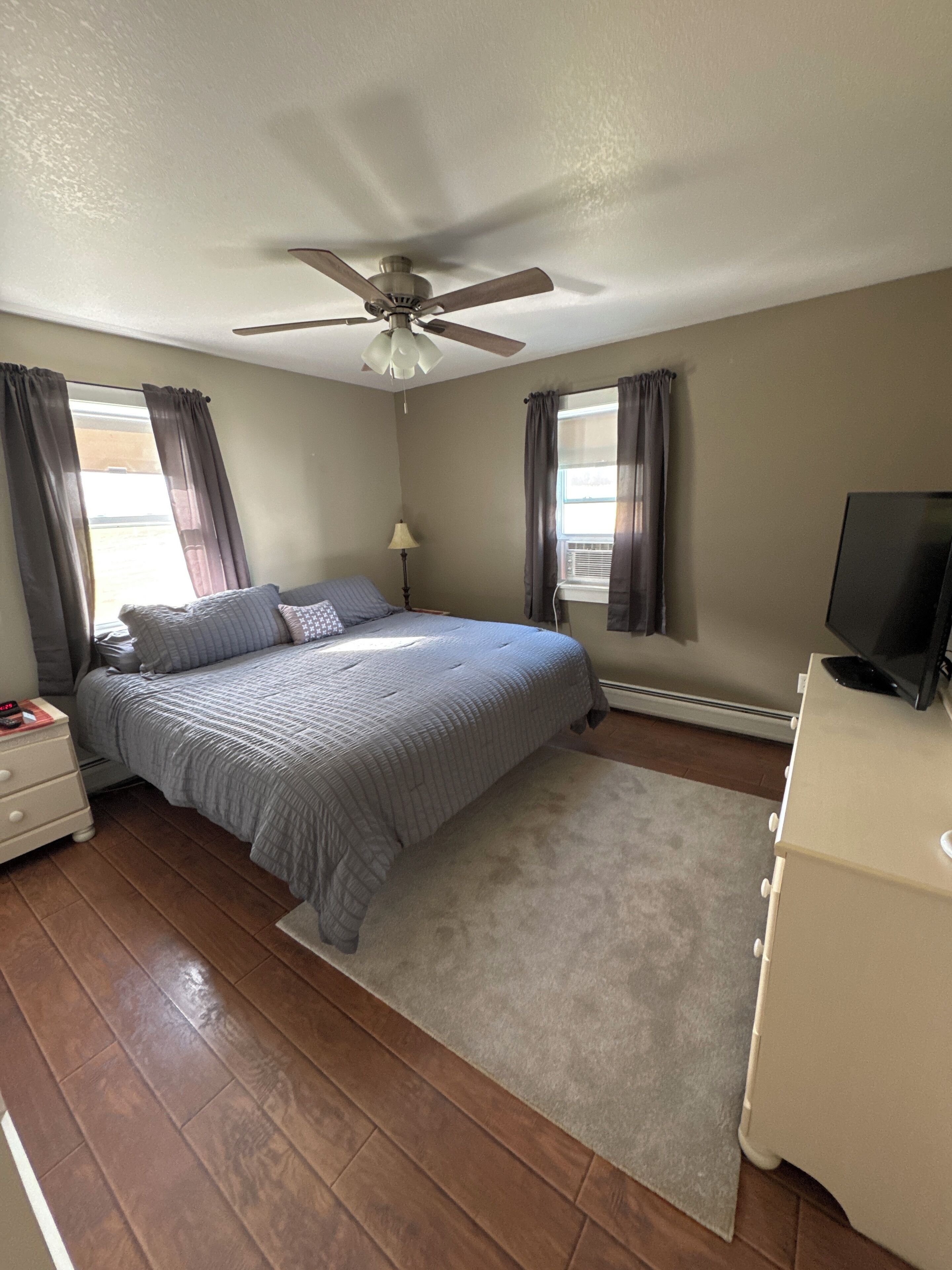 2 chambres, fer et planche à repasser, lit de bébé portatif