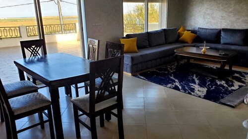 **Appartement avec Vue Imprenable sur l’Eau – 2 Chambres / 2 Salles de Bain**