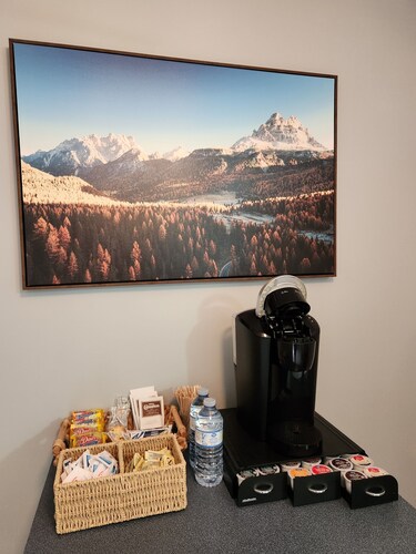 Pet friendly place!
Close to hiking trails, taphouse, coffee shop, local bakery.