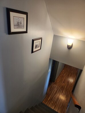 Interior - Pet friendly place!
Close to hiking trails, taphouse, coffee shop, local bakery. (Torbay)