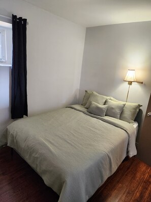 2 bedrooms, desk, WiFi, bed sheets