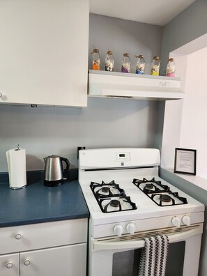 Een microgolfoven, een oven, een kookplaat