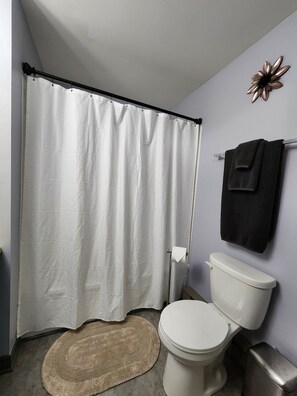 Haartrockner, Handtücher, Seife, Toilettenpapier