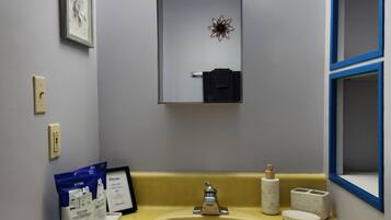 Secadora de cabello, toallas, jabón, papel de baño