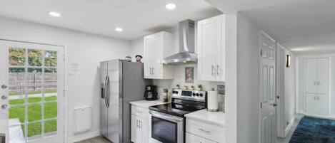 Een koelkast, een oven, een kookplaat, een vaatwasser