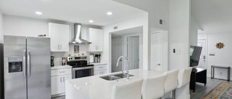 Fridge, oven, stovetop, dishwasher