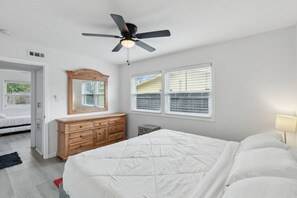 3 bedrooms, desk, iron/ironing board, WiFi