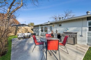 Outdoor dining - Richardson Home Near SMU/ Dallas (Richardson)