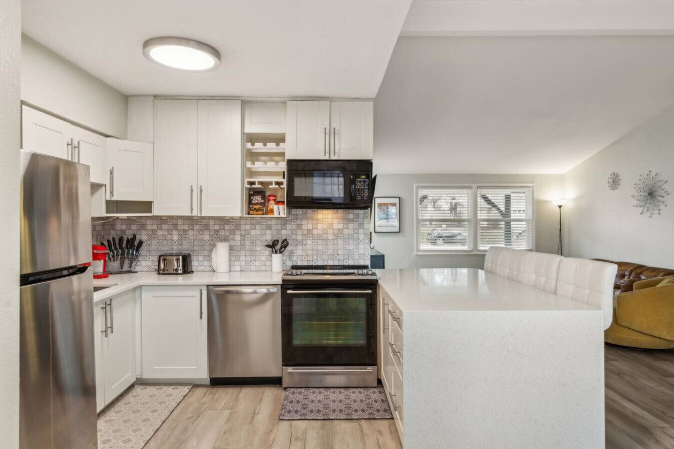 Kjøleskap, mikrobølgeovn, ovn og kokeplater