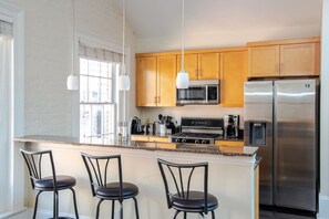 Geladeira, micro-ondas, fogão, cooktop