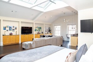 1 habitación, escritorio, tabla de planchar con plancha y cuna de viaje