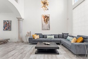 TV - Grand Fountain Hills Home W/ Pool! (Fountain Hills)