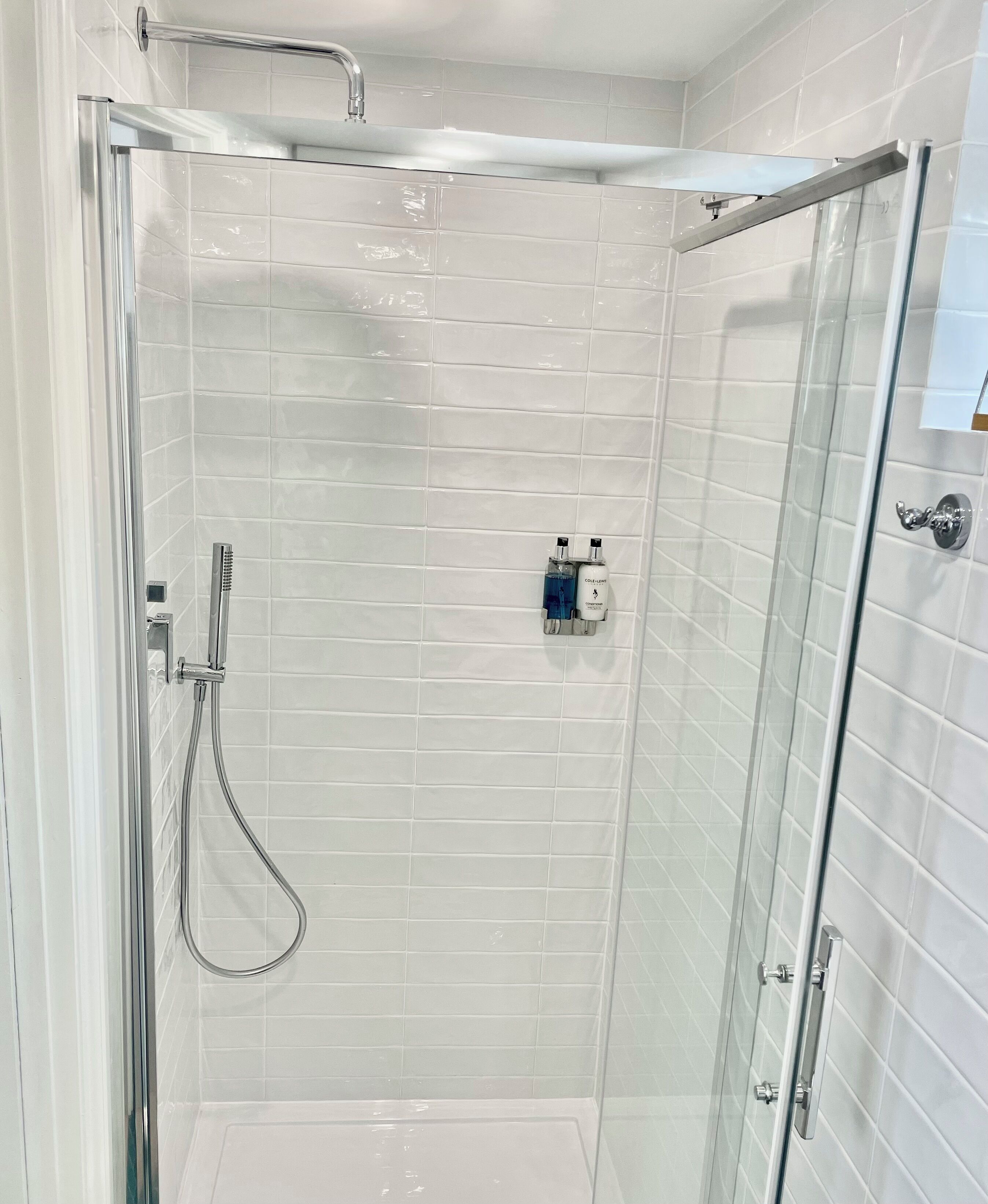 ヘアドライヤー、タオル、石鹸、トイレットペーパー