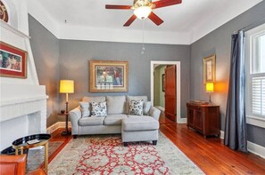 Televisie en een open haard