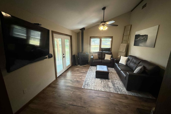 Livingroom entry from kitchen