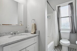 Een haardroger, handdoeken, zeep, shampoo