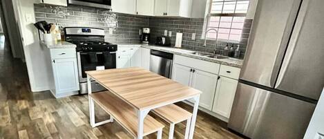 Kylskåp, mikrovågsugn, ugn och spishäll