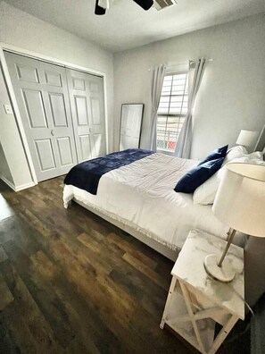 2 chambres, fer et planche à repasser, Wi-Fi, draps fournis