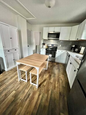 Køleskab, mikrobølgeovn, ovn, kogeplade