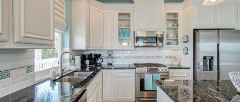 Køleskab, mikrobølgeovn, ovn, kogeplade