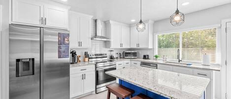 冷蔵庫、電子レンジ、オーブン、コンロ