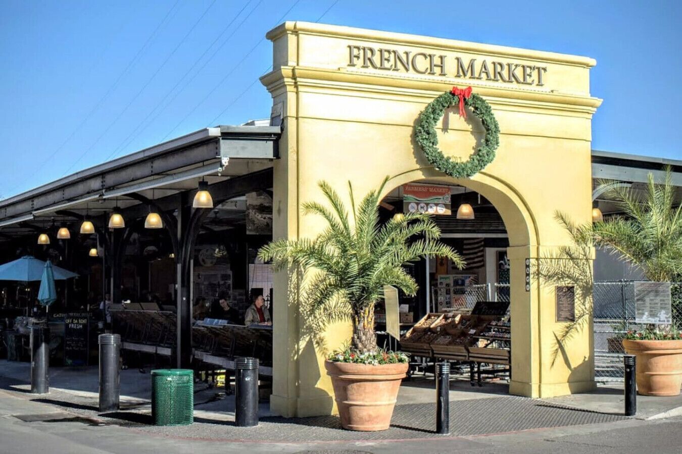 Un bâtiment sur lequel on peut lire l’inscription « MARCHÉ FRANÇAIS », avec une guirlande au-dessus de l’entrée.