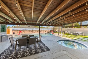 حمّام سباحة مُدفَّأ