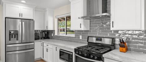 Refrigerador, microondas, horno y parrilla de estufa