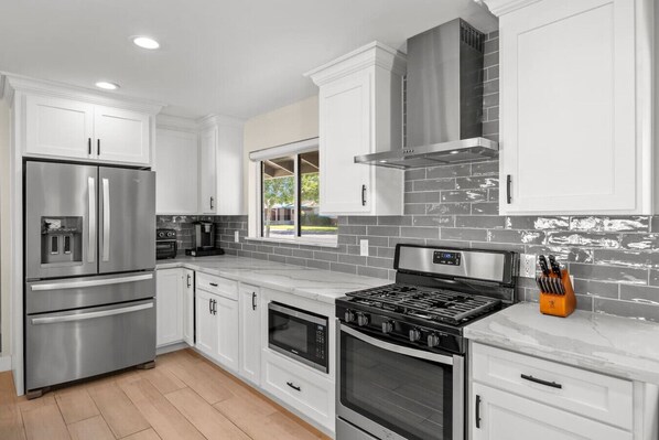 ثلاجة، ميكروويف، فرن، موقد طهي مسطح