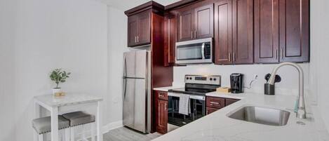 Réfrigérateur, micro-ondes, four, plaque de cuisson