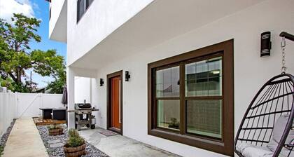 Studio w/ Patio & Grill by Soho Bars/Restaurants