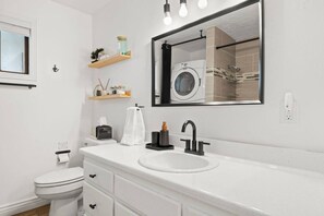 Secadora de cabello, toallas, jabón, shampoo