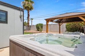 Tina de hidromasaje al aire libre